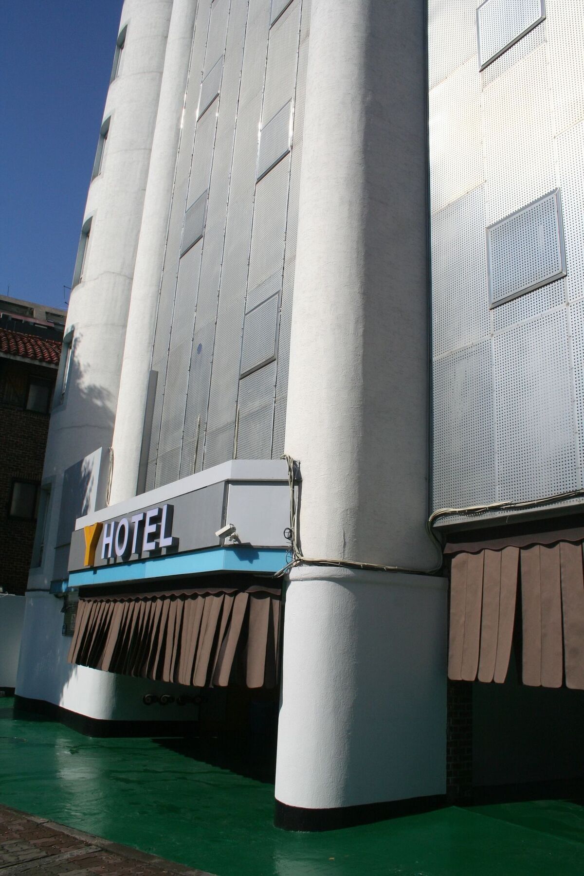Hotel Y 2*
